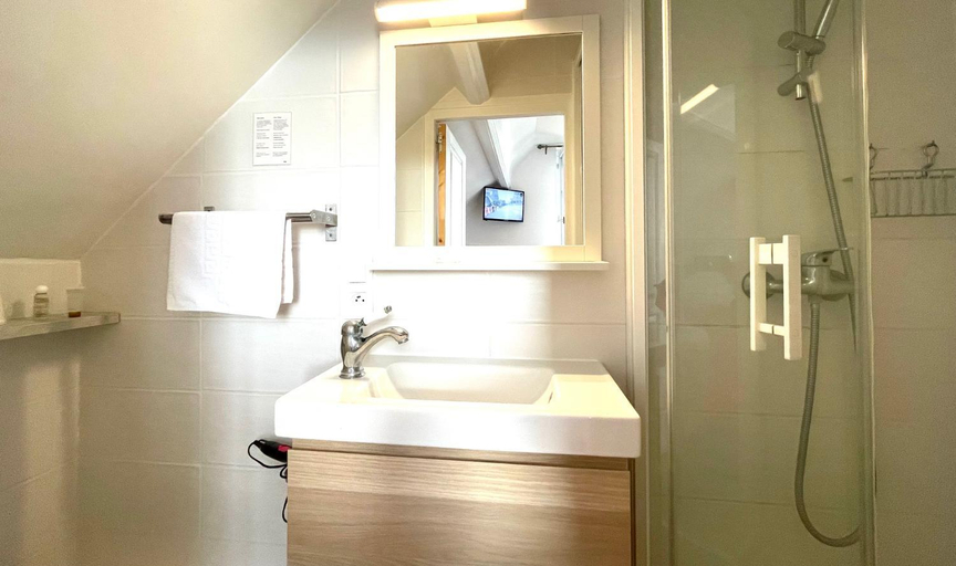 Bathroom 3, La Villa Les Mots Passants, Calvados