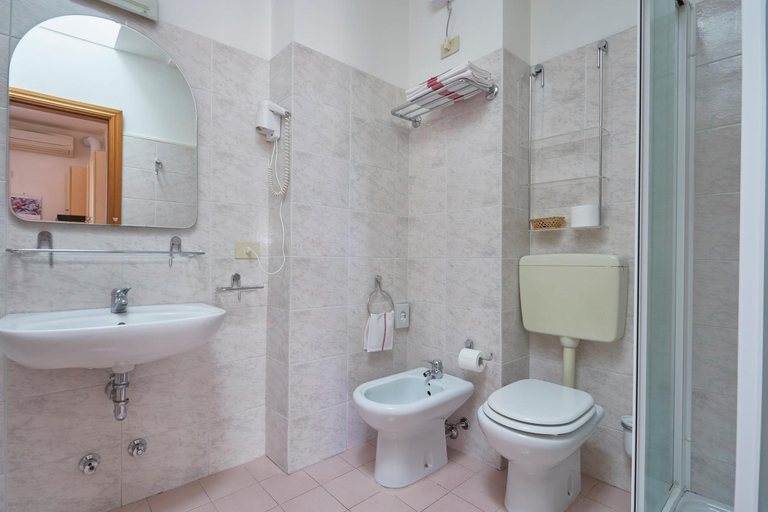 Bathroom 2, Residence Piccolo, Ravenna