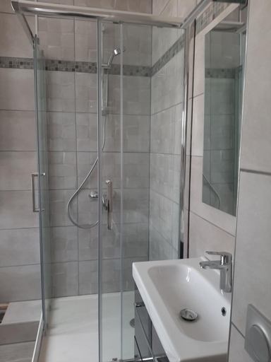 Bathroom 3, Studio meuble renove superbes prestations proche Hyper Centre - Residence La Fresnaie, Jura