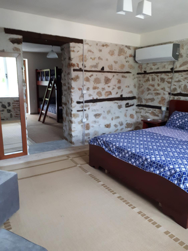 Bona's Home, Pogradecit