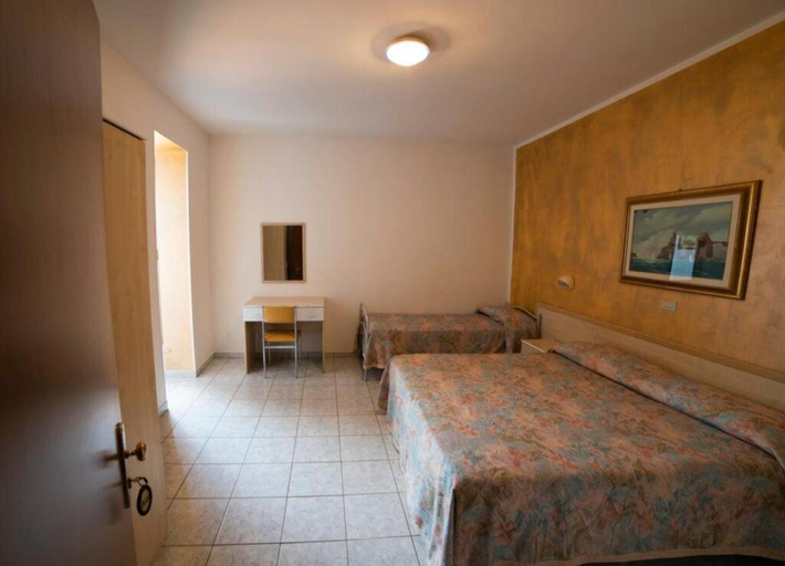 Bedroom 2, Hotel Corallo, Teramo