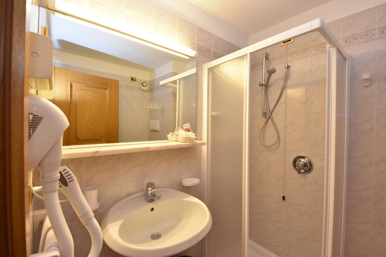 Bathroom 2, Hotel San Marco, Trento