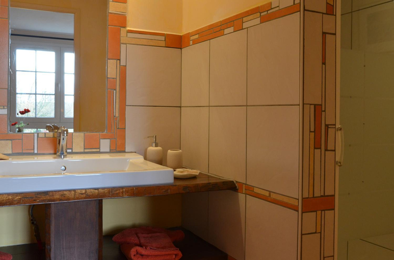 Bathroom 4, Le Clos des Pommes, Moselle