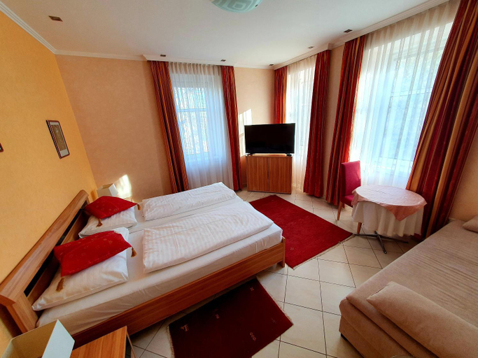 Bedroom 4, Hotel Hotwagner, Mödling