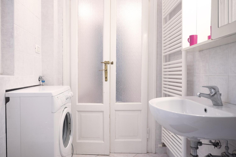 Bathroom 2, casina modesta, Varese