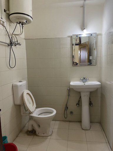 Bathroom 3, Goroomgo Burge Green Guest House, Srinagar