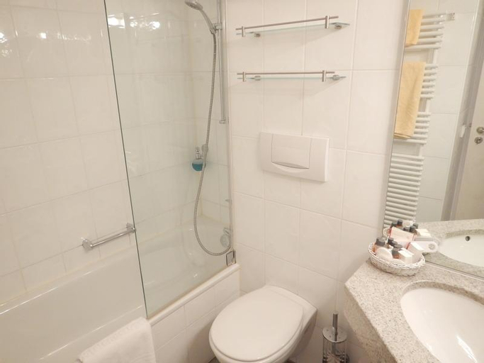 Bathroom 14