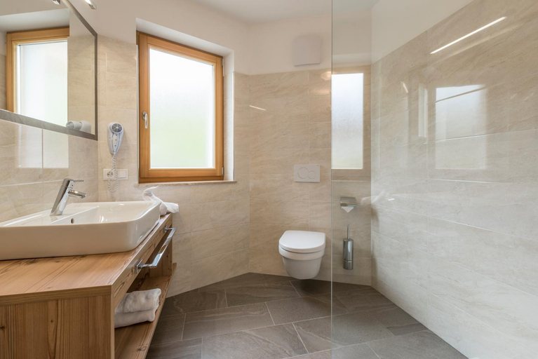 Bathroom 3, Hotel Schmiedhof, Bolzano