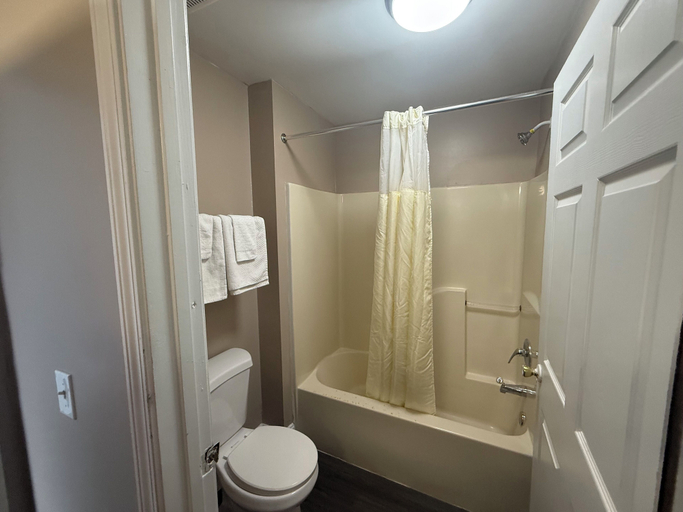Bathroom 4, Magnolia Bay Hotel & Suites, Clayton