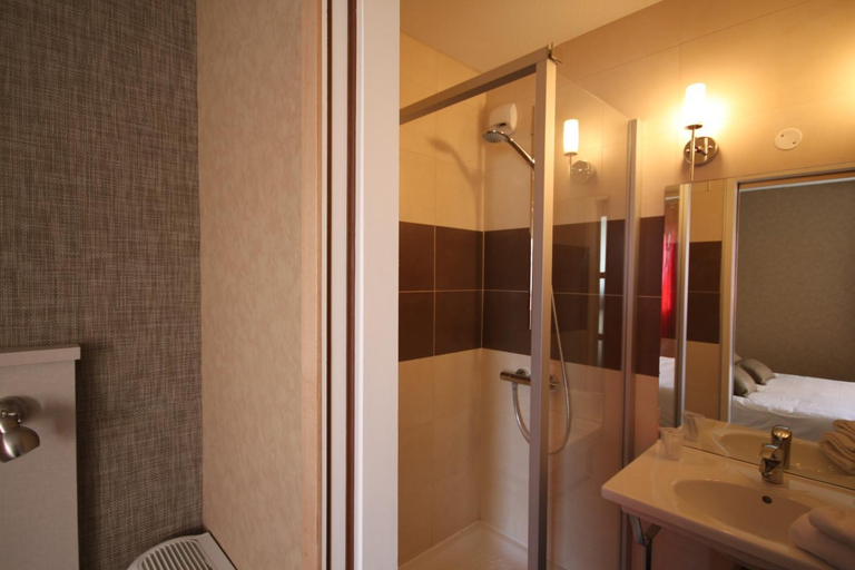 Bathroom 3, Hotel d'Arcins, Gironde