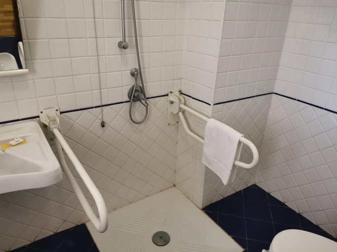 Bathroom 4, Hotel Nazionale, Viterbo