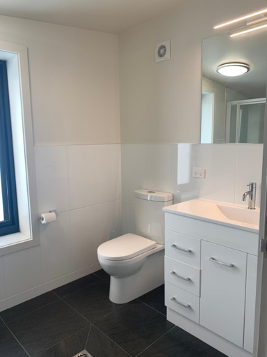 Bathroom 2, Queens Arms Hotel, Northern Midlands - Pt A
