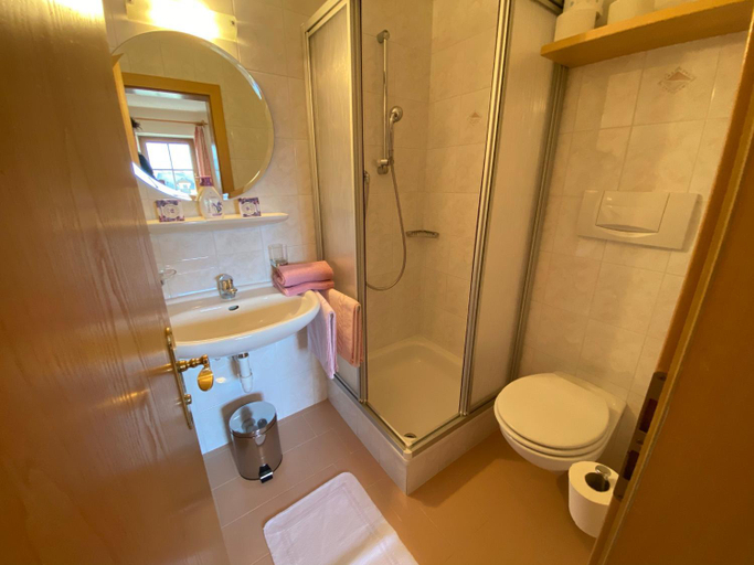 Bathroom, Farmstay Lindnerhof Apartments & Rooms, Bolzano