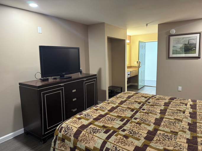 Bedroom 2, Magnolia Bay Hotel & Suites, Clayton