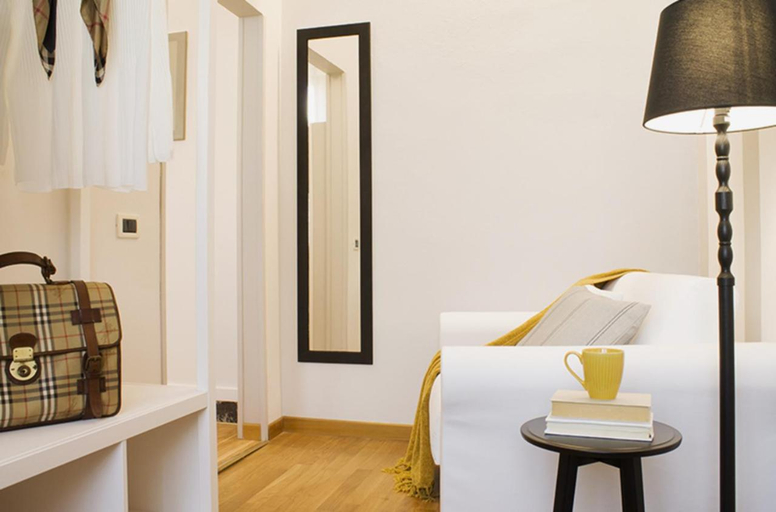 Others 5, Accanto Al Centro B&B, Prato