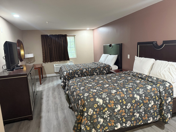 Bedroom 3, Magnolia Bay Hotel & Suites, Clayton