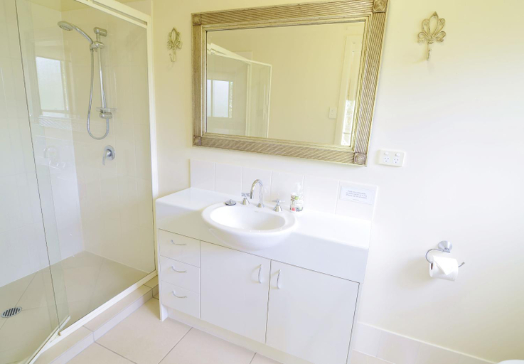 Bathroom 2, Apple Tree Cottage, Maroochy