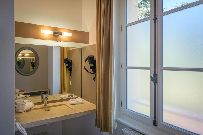 Bathroom 4, Domaine de Roiffe, Vienne