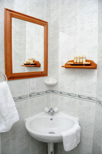 Bathroom 4, The Potters Arms, Buckinghamshire