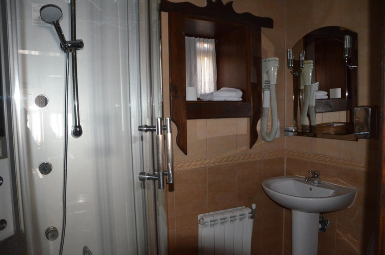 Bathroom 3, Chumatskiy Shlyah, Obukhivs'kyi