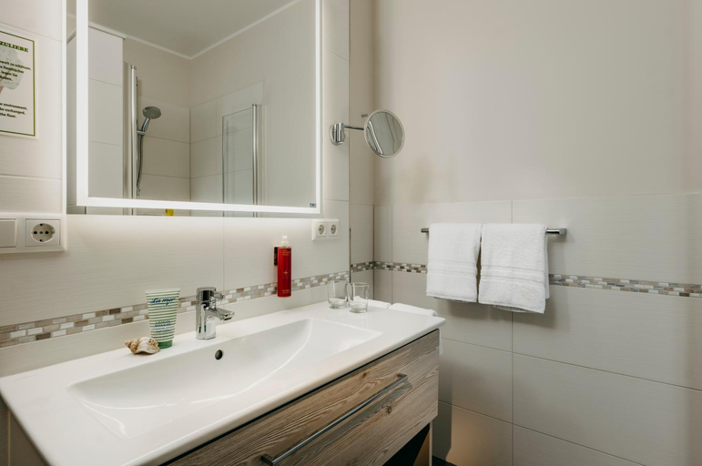Bathroom 2, Hotel Alter Muschelsaal, Dithmarschen