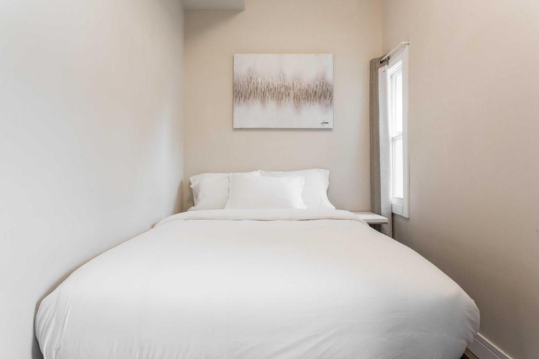 The Double Play - 1 Min Walk to Wrigley! Spacious 2BR - Perfect for Cubs Fans!, Cook