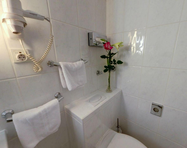 Bathroom 3, Regina, Heidelberg