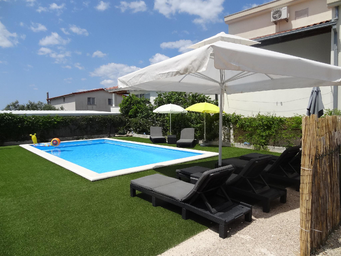 Sport & Beauty 5, Modern island apartment with pool 80 meters from the sea B, Pašman