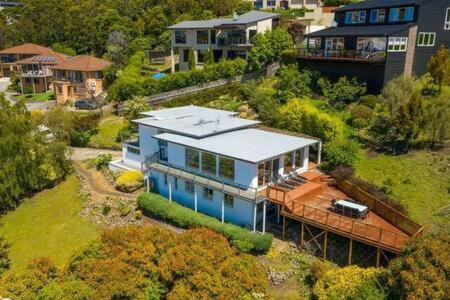 Exterior & Views 1, House on the Hill with a View-Sleeps 12, Hobart