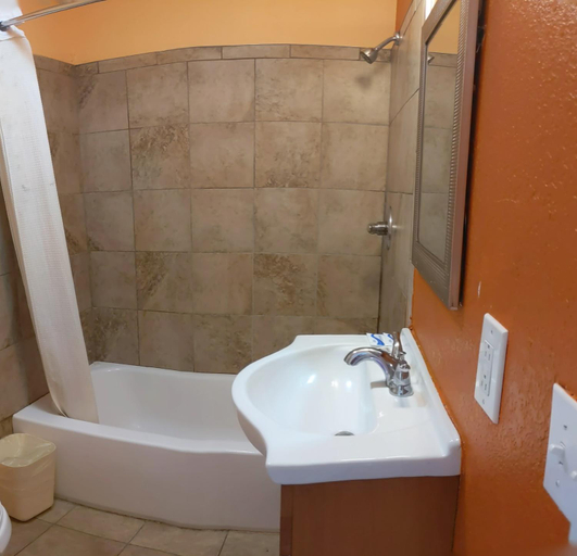Bathroom 5, Budget Inn, Macon