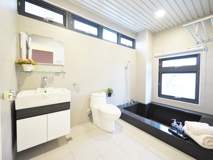 Bathroom 4, Season 5 Country Inn, Yilan