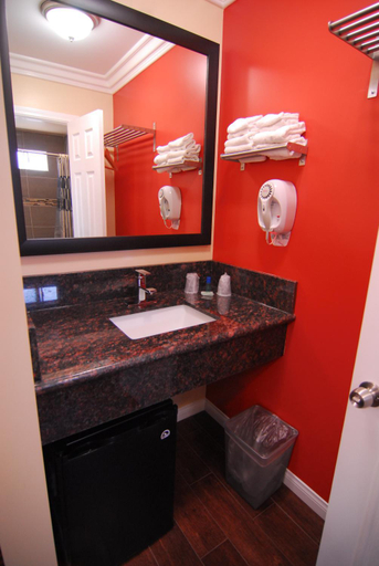 Bathroom 2, Studio City Inn, Los Angeles