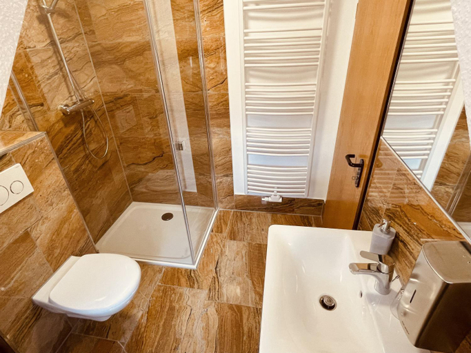 Bathroom 5, Zum Alten Krug, Burgenlandkreis