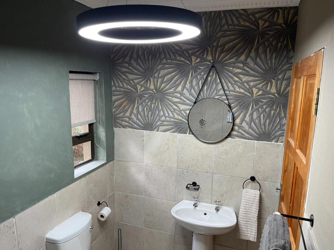 Bathroom 5, Langalanga on the mountain bend, Mopani