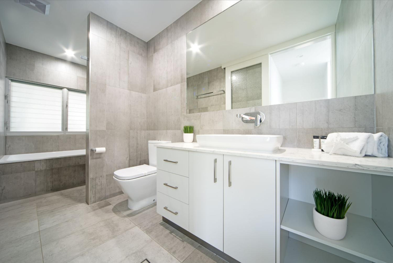 Bathroom, Oleander Holiday Home - Airlie Beach, Whitsunday