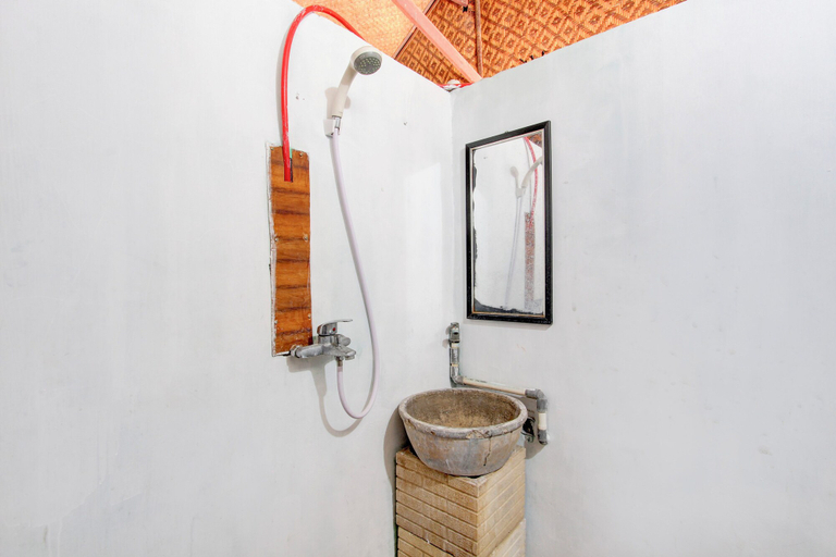Bathroom 5, Hotel O Prawirotaman Near Keraton Yogyakarta Formerly Chez Laelik Guesthouse, Yogyakarta