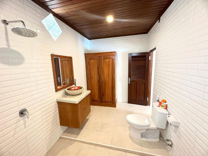 Bathroom 11