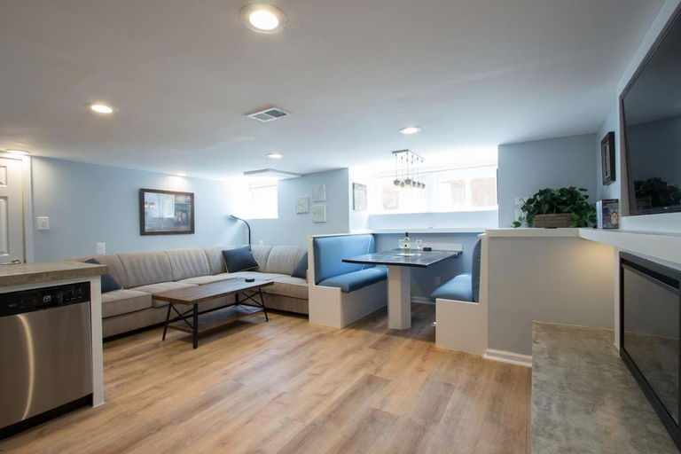 Luxury 2 bedroom apartment w/ free parking, District of Columbia