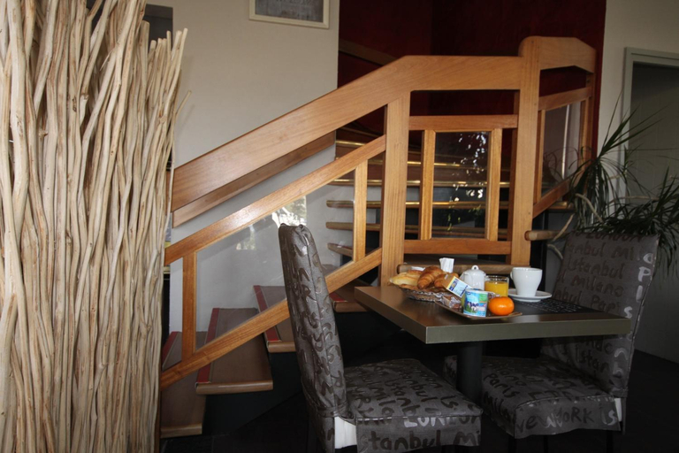 Others 5, Hotel d'Arcins, Gironde