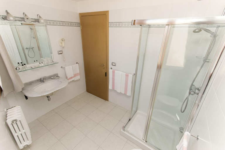 Bathroom 2, Hotel Grillo, Nuoro