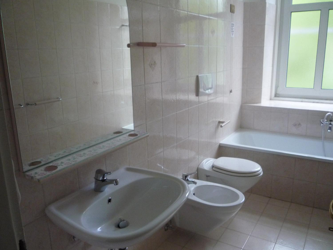 Bathroom 4, Hotel Regina, Belluno