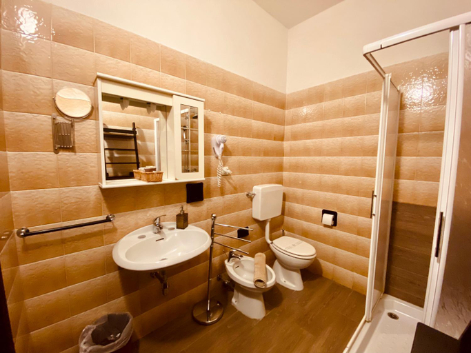 Bathroom 5, Art Hotel Pandos, Parma