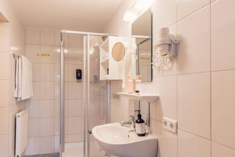 Bathroom 4, Pitzis Kinderhotel - Family Only, Imst