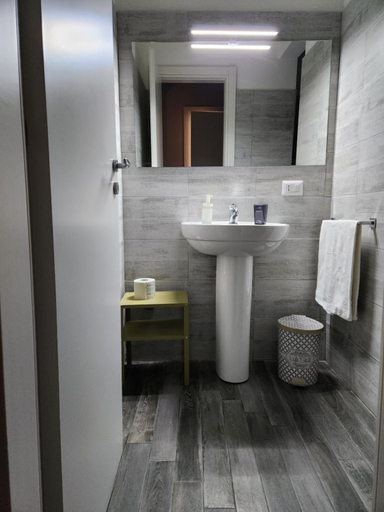Bathroom 5, Caio Duilio B&B, Messina