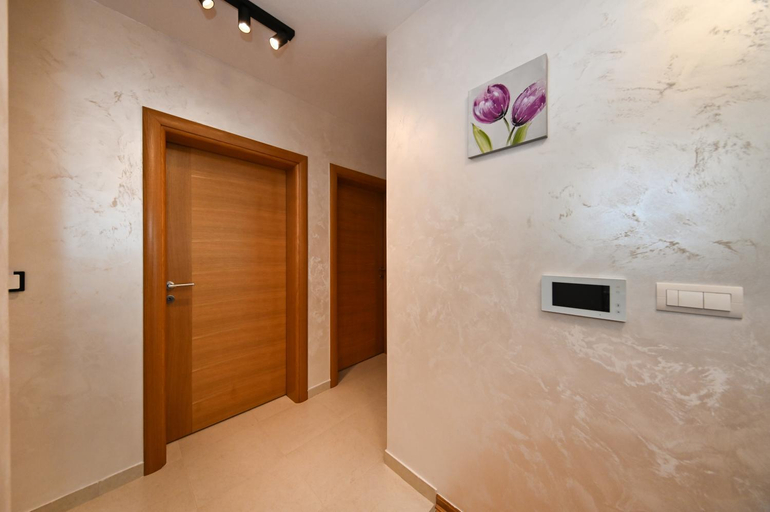Others 5, APARTMANI PETRA, Vir