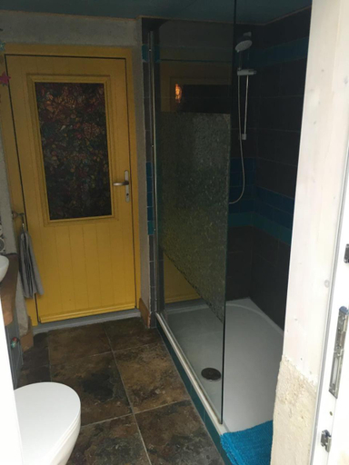 Bathroom 2, Relax in the unique and cosy Off-grid Eco Shepherd's hut Between Heaven and Earth