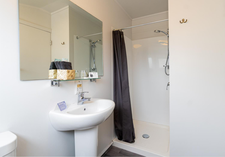 Bathroom 2, Centennial Court Hotel, Central Otago