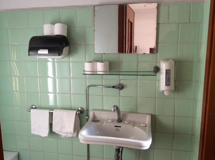 Bathroom 5, Albergo Cervo, Brescia