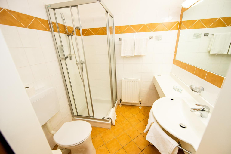 Bathroom, Landgasthof zur Goldenen Traube, Neusiedl am See