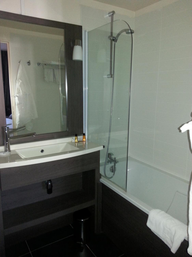 Bathroom 4, Hotel De France, Loiret